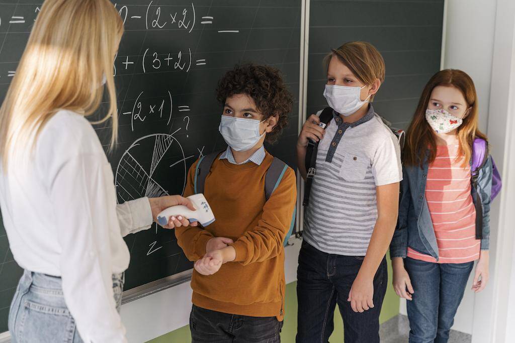 Higiene em salas de aula - Cuidados alunos nas escolas com o COVID-19